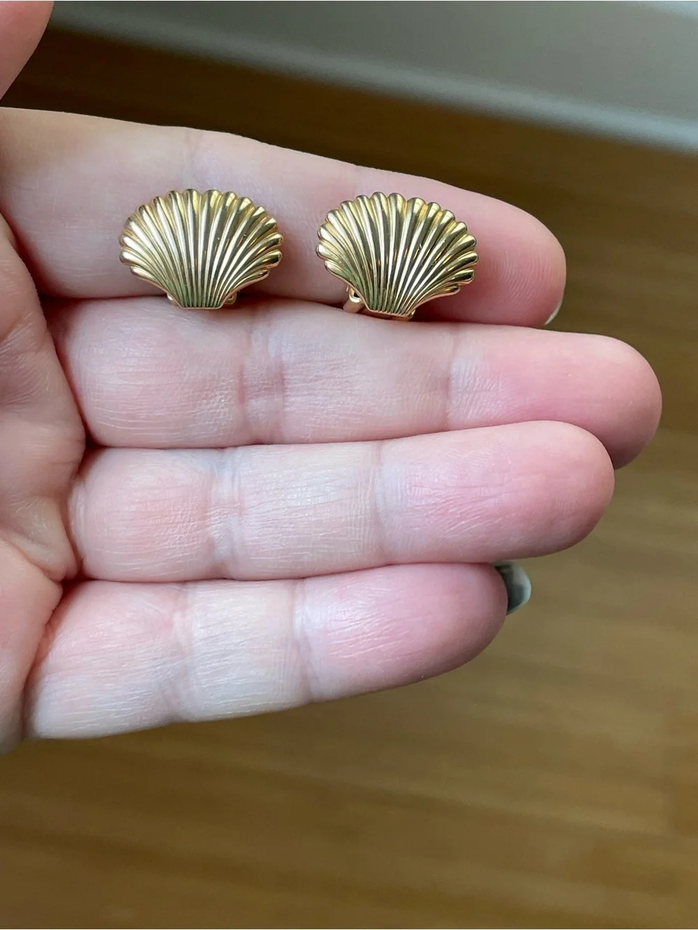Vintage goldtone scallop shell clip-on earrings beach vacation seaside